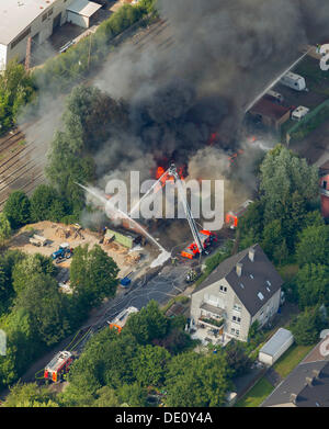 Vista aerea, vigili del fuoco e del fumo denso, An der Kohlenbahn street, Hagen, regione di Sauerland, Renania settentrionale-Vestfalia Foto Stock