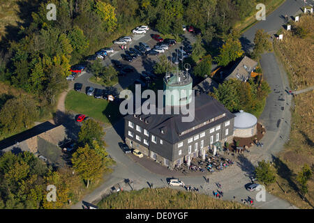 Vista aerea, Astenturm tower, stazione meteo, Kahler Asten mountain, Hochheide, Rothaargebirge mountain range Foto Stock