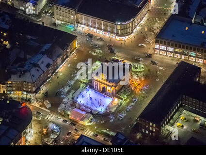 Vista aerea, night shot, Berliner Tor gate con con la pista di pattinaggio su ghiaccio, Berliner-Tor-Platz Foto Stock