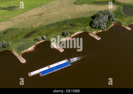 Vista aerea, nave da carico, nave fluviale sul fiume Elba, pennelli Foto Stock