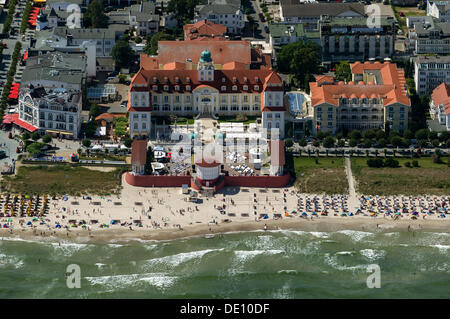 Vista aerea, spiaggia con il Kurhaus Binz spa resort in Binz sull isola di Ruegen Foto Stock