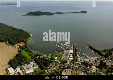Vista aerea, porto di Lauterbach guardando verso la vacanza isola di Vilm Foto Stock