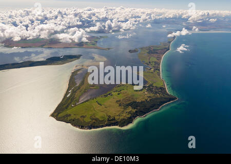 Vista aerea, sulla punta nord dell isola di Hiddensee con il villaggio di Kloster Foto Stock