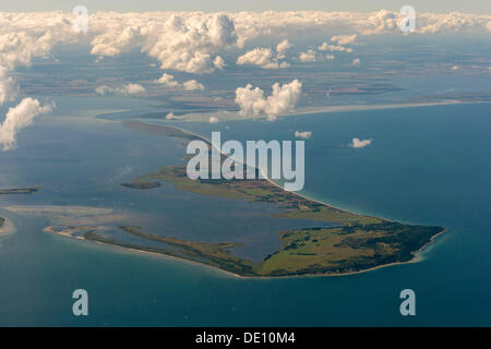 Vista aerea, sulla punta nord dell isola di Hiddensee con il villaggio di Kloster, Dranske Foto Stock