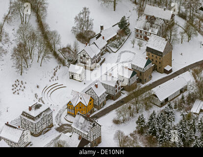 Vista aerea, LWL-Freilichtmuseum o Vestfalia Museo Open-Air Hagen in inverno, semi-case con travi di legno Foto Stock