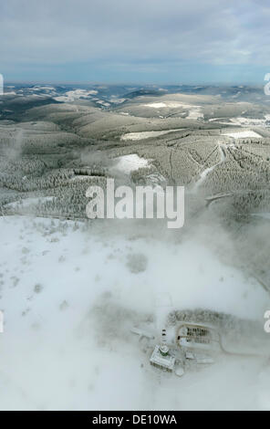 Vista aerea, stazione meteo nella nebbia, in nuvole, in inverno, il Monte Kahler Asten, Hochheide brughiera Foto Stock