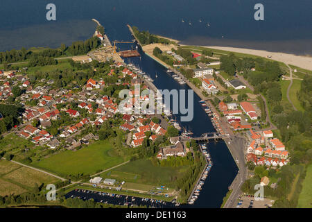 Vista aerea, ponte mobile in Wieck, fiume Peene a fluire nella baia di Greifswald Foto Stock