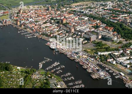 Vista aerea, Rostock Stadthafen, porto storico e la città vecchia Foto Stock