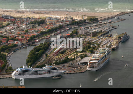 Vista aerea, Warnemuende nave da crociera docks, navi da crociera Nautica, sinistra e AIDAblu, Am Passagierkai quay Foto Stock