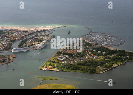 Vista aerea, Warnemuende nave da crociera docks, Am Passagierkai Quay, la bocca del fiume Warnow Foto Stock