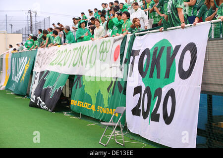 Tokyo, Giappone. 8 Sep, 2013. Tokyo Verdy Tifosi Calcio : Tokyo Verdy ventole visualizza banner '2020 TOKYO' prima del 93Imperatore della tazza secondo round match tra Tokyo Verdy 3-2 V-Varen Nagasaki alla Ajinomoto Nishigaoka Campo a Tokyo in Giappone . Credito: Kenzaburo Matsuoka/AFLO/Alamy Live News Foto Stock