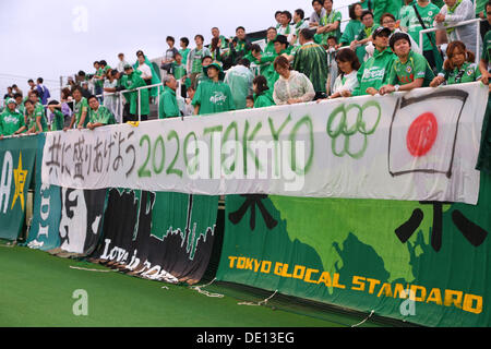 Tokyo, Giappone. 8 Sep, 2013. Tokyo Verdy Tifosi Calcio : Tokyo Verdy tifosi mostrano un banner "2020 TOKYO' prima del 93Imperatore della tazza secondo round match tra Tokyo Verdy 3-2 V-Varen Nagasaki alla Ajinomoto Nishigaoka Campo a Tokyo in Giappone . Credito: Kenzaburo Matsuoka/AFLO/Alamy Live News Foto Stock