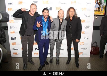 Toronto, Canada. Decimo Sep, 2013. Musicisti James Hetfield (l-r), Robert Trujillo e Lars Ulrich e Kirk Hammett dei Metallica assistere alla premiere di 'Metallica: attraverso il mai' durante la trentottesima annuale di Toronto International Film Festival aka formato TIFF a Scotiabank Theatre di Toronto, Canada, il 09 settembre 2013. Foto: Hubert Boesl Credito: dpa picture alliance/Alamy Live News Foto Stock