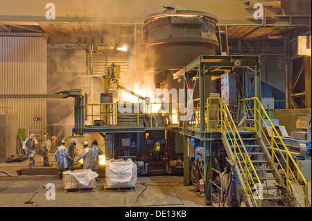 Montaggio del nuovo paniera al di sotto della siviera di colaggio, la colata continua, mulino di acciaio, Salzgitter AG, Salzgitter, Bassa Sassonia Foto Stock