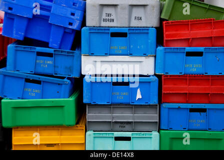 Impilati pesci colorati scatole, Hvide Sande, Danimarca, Europa Foto Stock