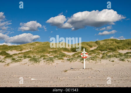 Salvagente sulla spiaggia di Hustrup, Jutland Occidentale, la Danimarca, Europa Foto Stock