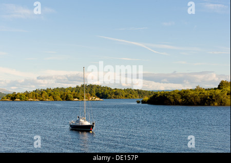 Guardando verso sud sul Loch Lomond dal villaggio di Luss, Scotland, Regno Unito. Foto Stock