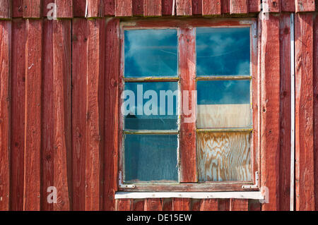 Finestra su un rosso tettoia in legno Foto Stock