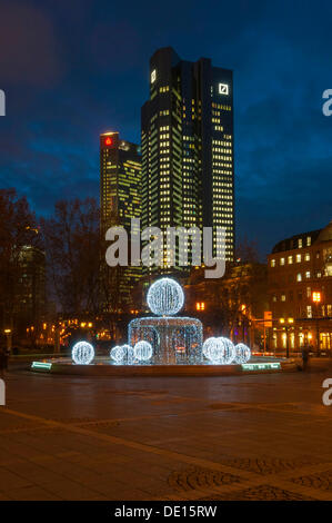 Illuminata Lucae Fontana sulla Piazza Opernplatz nella parte anteriore del Trianon edificio alto e le torri gemelle della Deutsche Bank Foto Stock