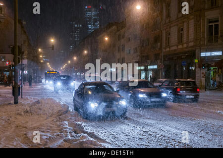 Ora di punta del traffico in Frankfurt durante la nevicata, Westend, Frankfurt am Main, Hesse, Germania Foto Stock