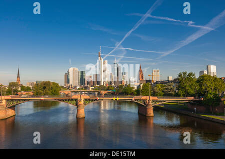 Lo skyline di Francoforte nella luce del mattino, con la Ignatz Bubis ponte sopra il fiume principale anteriore, Innenstadt/Mainufer Foto Stock