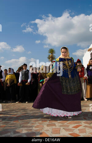 Giovane donna in costume tradizionale di eseguire la tipica danza, Ibiza, Spagna, Europa Foto Stock