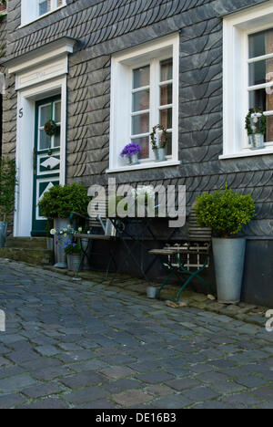 Al di fuori di autunno decorazione, Graefrath, Renania settentrionale-Vestfalia, Germania, Europa Foto Stock