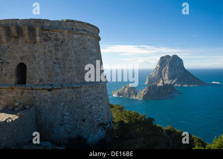 Scogliera Isola di Es Vedrá come visto dalla Torre d'Es Savinar, Ibiza, Spagna, Europa Foto Stock