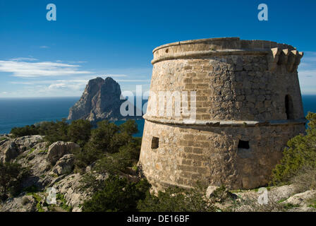 Scogliera Isola di Es Vedrá come visto dalla Torre d'Es Savinar, Ibiza, Spagna, Europa Foto Stock