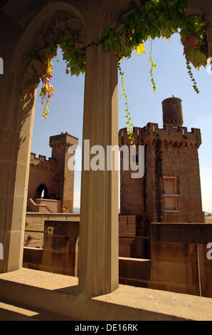 Una vista di una torre del Palazzo Reale di Navarra di kings di Olite (Navarra, Spagna) dall'interno del castello Foto Stock