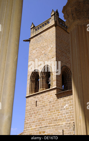 Una vista di una torre del Palazzo Reale di Navarra di kings di Olite (Navarra, Spagna) dall'interno del castello Foto Stock