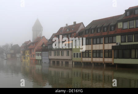 Acque alluvionali e nebbia, edifici sulla banca del fiume Tauber, visto dal fiume Tauber ponte sulla Bahnhofstrasse street da Foto Stock