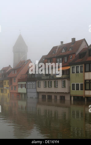 Acque alluvionali e nebbia, edifici sulla banca del fiume Tauber, visto dal fiume Tauber ponte sulla Bahnhofstrasse street da Foto Stock