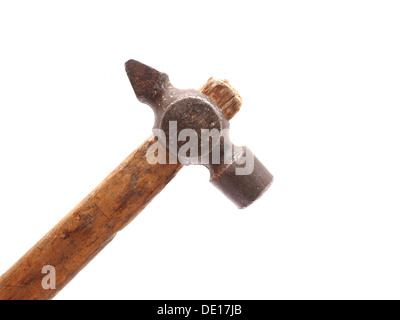 Il vecchio malandato martello di lavoro delle manifatture sul manico in legno Foto Stock