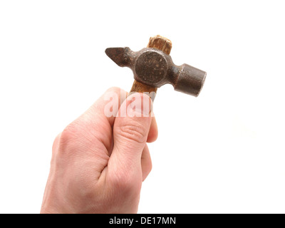 Il vecchio malandato martello di lavoro delle manifatture sul manico in legno in mano donna Foto Stock