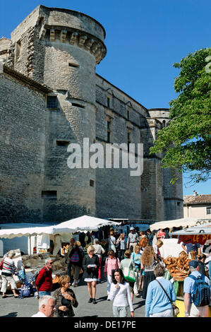 Mercato, villaggio di Gordes, Luberon, Vaucluse Francia, Europa Foto Stock