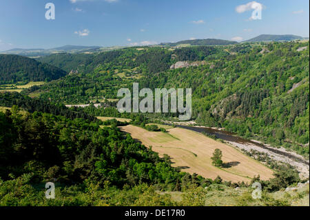 Le gole della Loira vicino Goudet, Haute Loire, Auvergne Francia, Europa Foto Stock