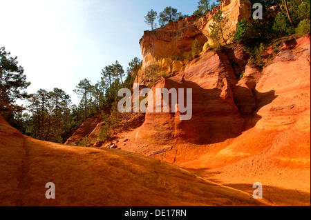 Rocce color ocra, Conservatorio di ocre e pigmenti applicati in Roussillon, ocra trail, cave di ocra, Luberon, Provenza, Vaucluse Foto Stock