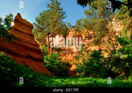 Rocce color ocra, Conservatorio di ocre e pigmenti applicati in Roussillon, ocra trail, cave di ocra, Luberon, Provenza, Vaucluse Foto Stock