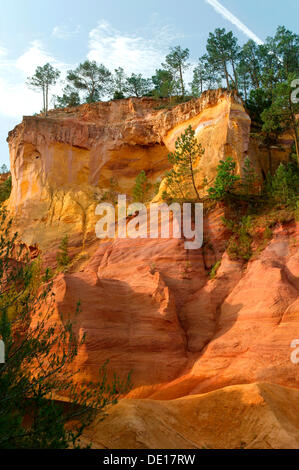 Rocce color ocra, Conservatorio di ocre e pigmenti applicati in Roussillon, ocra trail, cave di ocra, Luberon, Provenza, Vaucluse Foto Stock