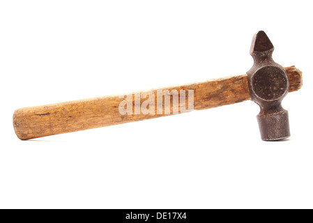 Il vecchio malandato martello di lavoro delle manifatture sul manico in legno Foto Stock