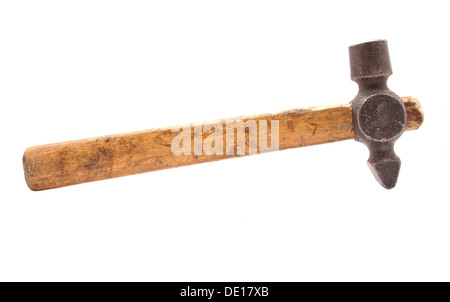 Il vecchio malandato martello di lavoro delle manifatture sul manico in legno Foto Stock