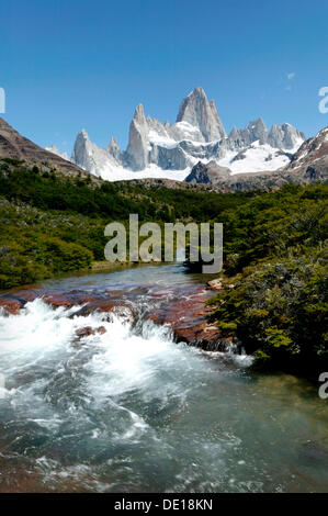 Monte Fitz Roy, vicino a El Chalten, Cordillera, parco nazionale Los Glaciares, Sito Patrimonio Mondiale dell'UNESCO, Santa Cruz provincia Foto Stock