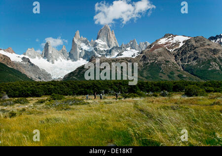 Monte Fitz Roy, vicino a El Chalten, Cordillera, parco nazionale Los Glaciares, Sito Patrimonio Mondiale dell'UNESCO, Santa Cruz provincia Foto Stock