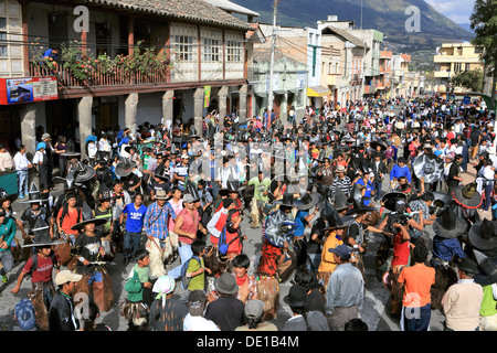 Comunità indigena dancing in Cotacachi town plaza durante Inti Raymi festeggiamenti segnando il solstizio d'estate Foto Stock