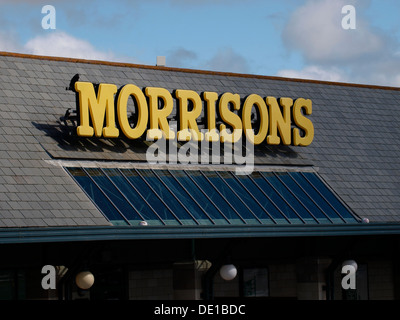 Morrisons segno sul tetto di un supermercato, Bude, Cornwall, Regno Unito 2013 Foto Stock