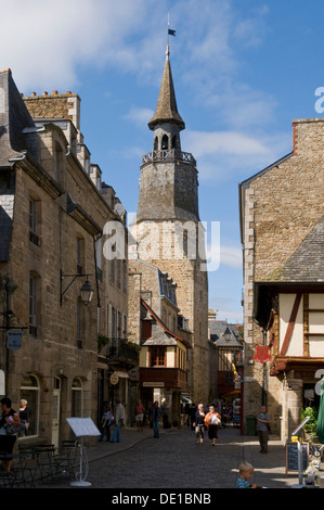 Torre dell orologio nel vecchio Dinan, Bretagna Francia Foto Stock