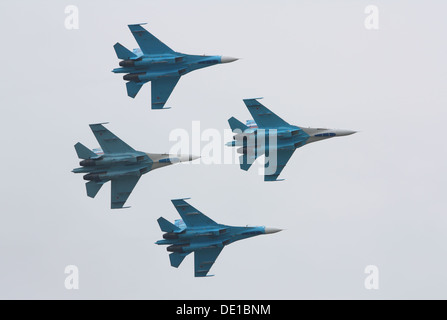 Il Sukhoi su-27, un caccia multiruolo di fabbricazione russa, è stato esposto al salone aerospaziale internazionale MAKS 2013. Nota per la sua manovrabilità avanzata e le capacità a lungo raggio, è una risorsa chiave nell'aeronautica militare russa. Foto Stock