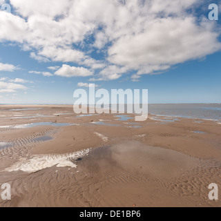 Spettacolare sky e banco di sabbia vista in fuga la distanza su Ceredigion bay acqua salmastra mare e fiume Dovey sulla destra Foto Stock