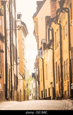 Scena cittadina con i suoi antichi edifici in stretto vicolo a Stoccolma, la capitale della Svezia Foto Stock